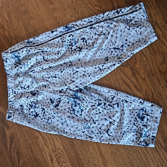 Lululemon Capri pants - Picture 4 of 7